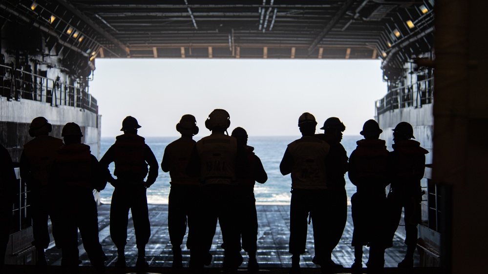 ACU 5 Conducts LCAC Operations