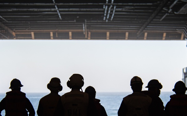 ACU 5 Conducts LCAC Operations