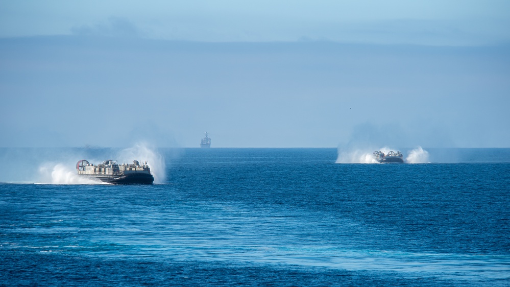 ACU 5 Conducts LCAC Operations