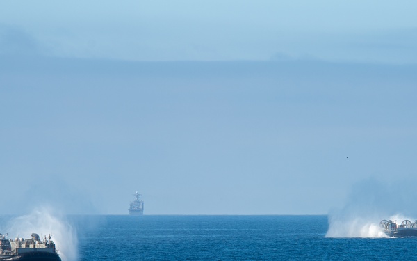 ACU 5 Conducts LCAC Operations