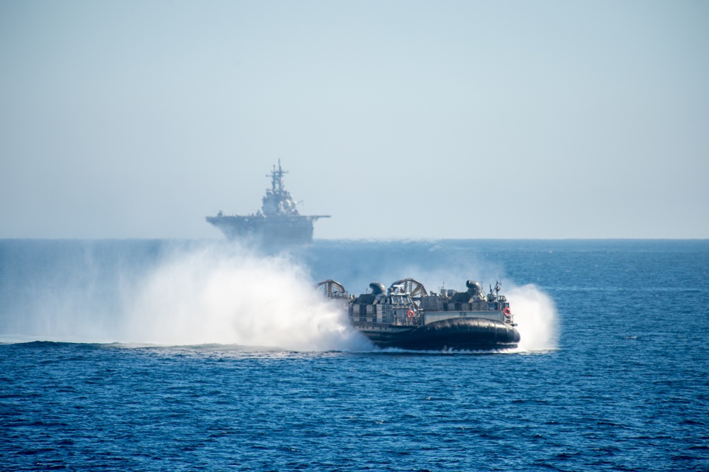 ACU 5 Conducts LCAC Operations