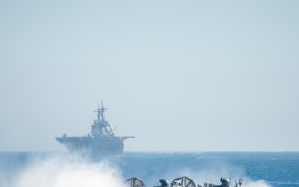 ACU 5 Conducts LCAC Operations