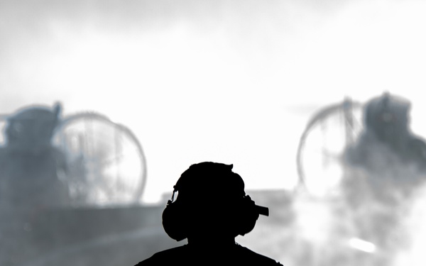 ACU 5 Conducts LCAC Operations