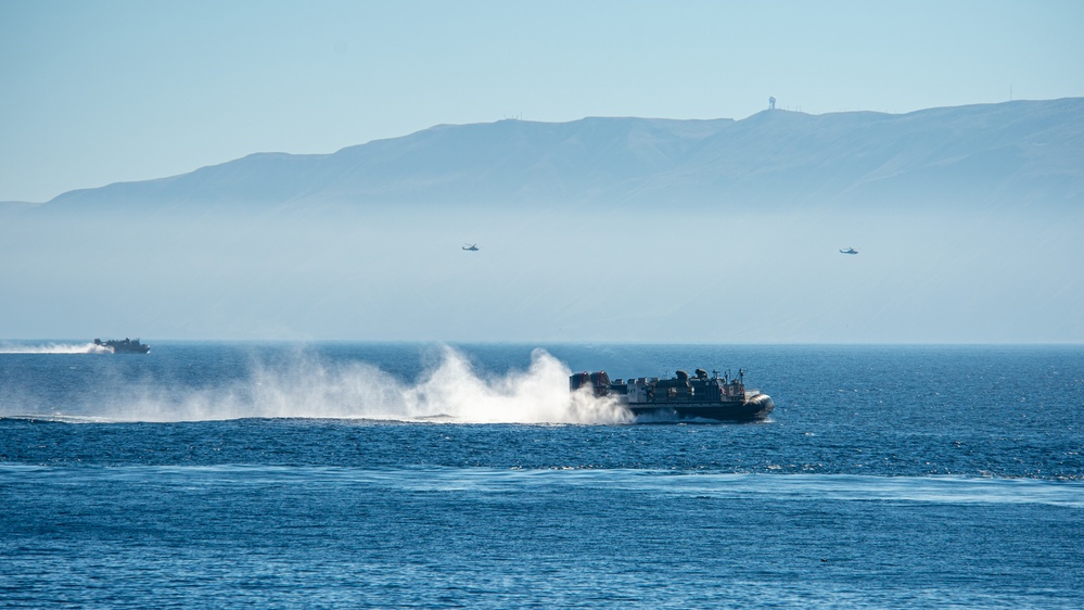 ACU 5 Conducts LCAC Operations