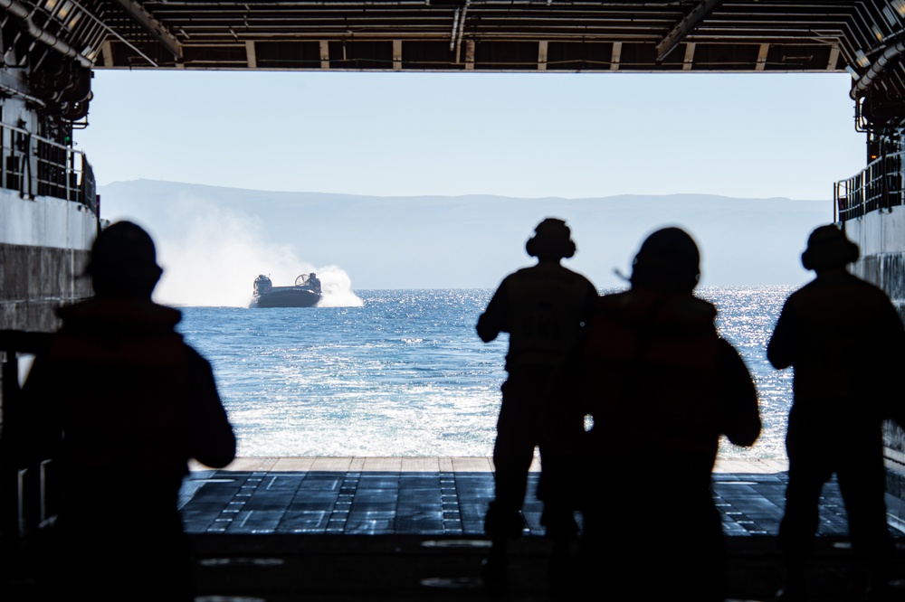 ACU 5 Conducts LCAC Operations