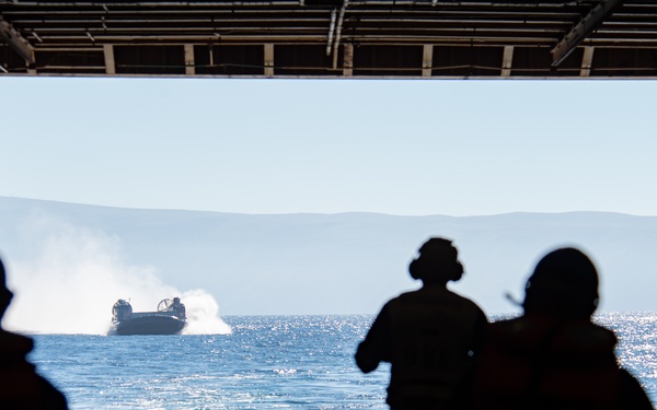 ACU 5 Conducts LCAC Operations