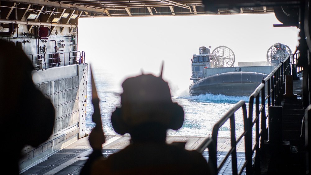 ACU 5 Conducts LCAC Operations