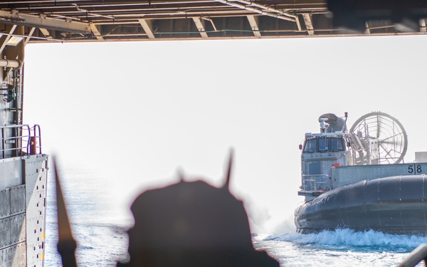ACU 5 Conducts LCAC Operations