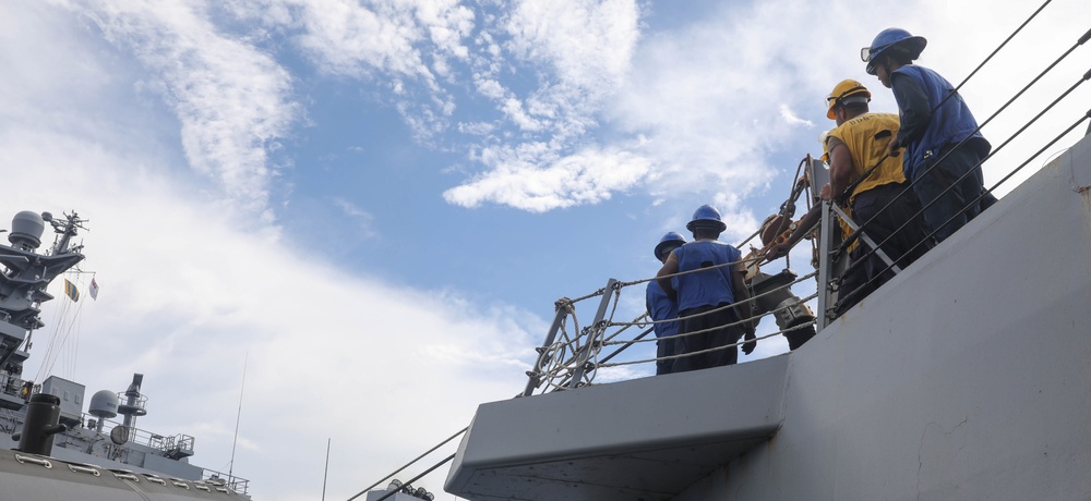 Sailors aboard the USS Rafael Peralta (DDG 115) conduct a replenishment-at-sea with Royal New Zealand Navy auxiliary oiler replenishment ship HMNZS Aotearoa (A 11) in the South China Sea