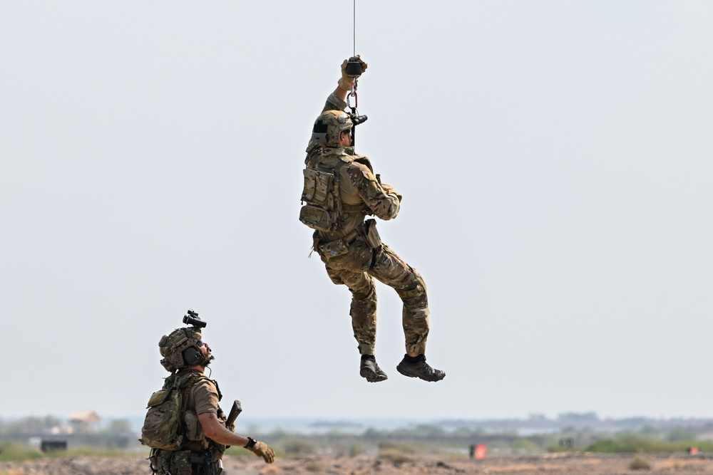 USAF conducts joint hoist training with EARF, USMC