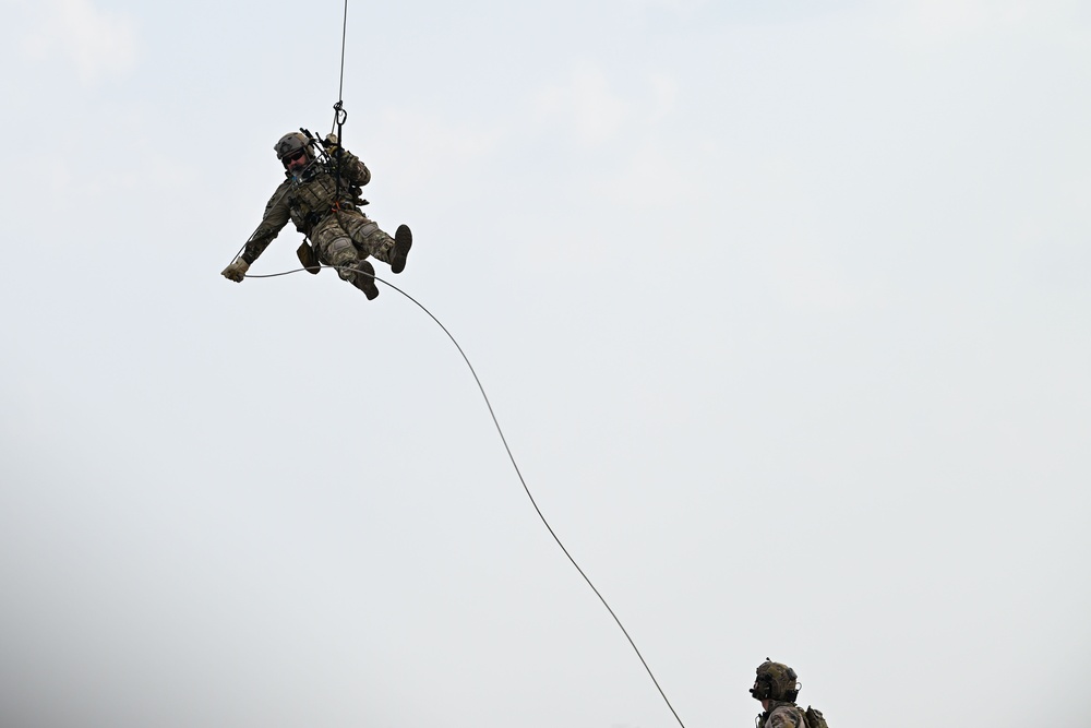 USAF conducts joint hoist training with EARF, USMC