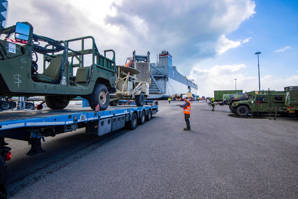 21st TSC, 839th Transportation Battalion and &quot;Rakkasans&quot; project power through the Port of Livorno