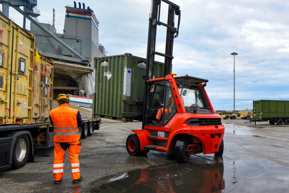 21st TSC, 839th Transportation Battalion and &quot;Rakkasans&quot; project power through the Port of Livorno