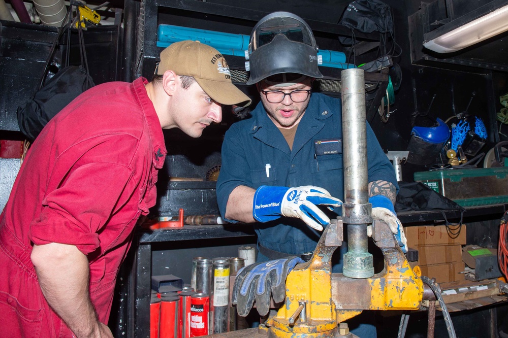 USS Ronald Reagan (CVN 76) Sailors perform corrective maintenance in support of USS Antietam (CG 54)