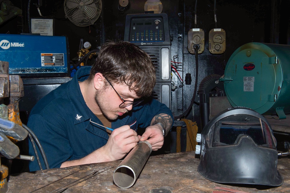 USS Ronald Reagan (CVN 76) Sailors perform corrective maintenance in support of USS Antietam (CG 54)