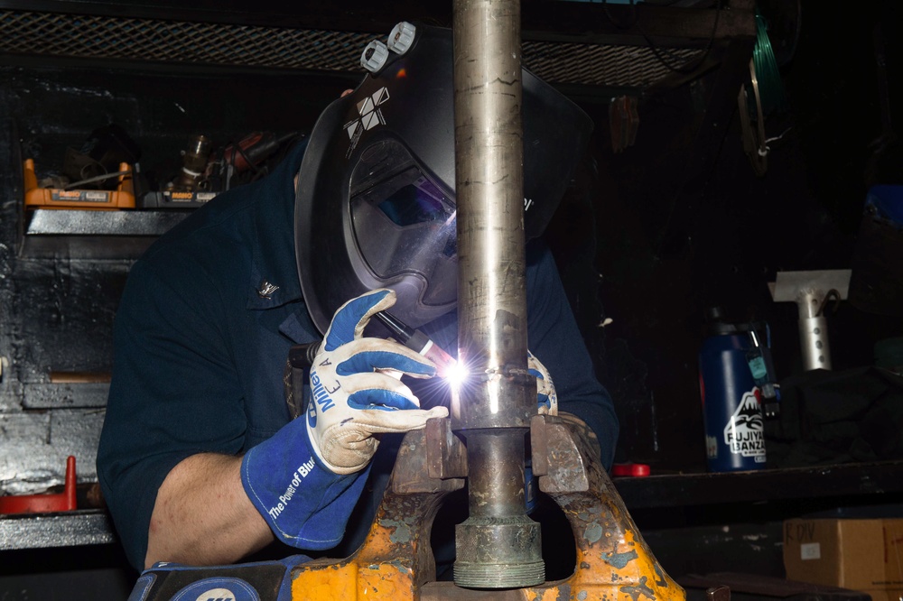 USS Ronald Reagan (CVN 76) Sailors perform corrective maintenance in support of USS Antietam (CG 54)