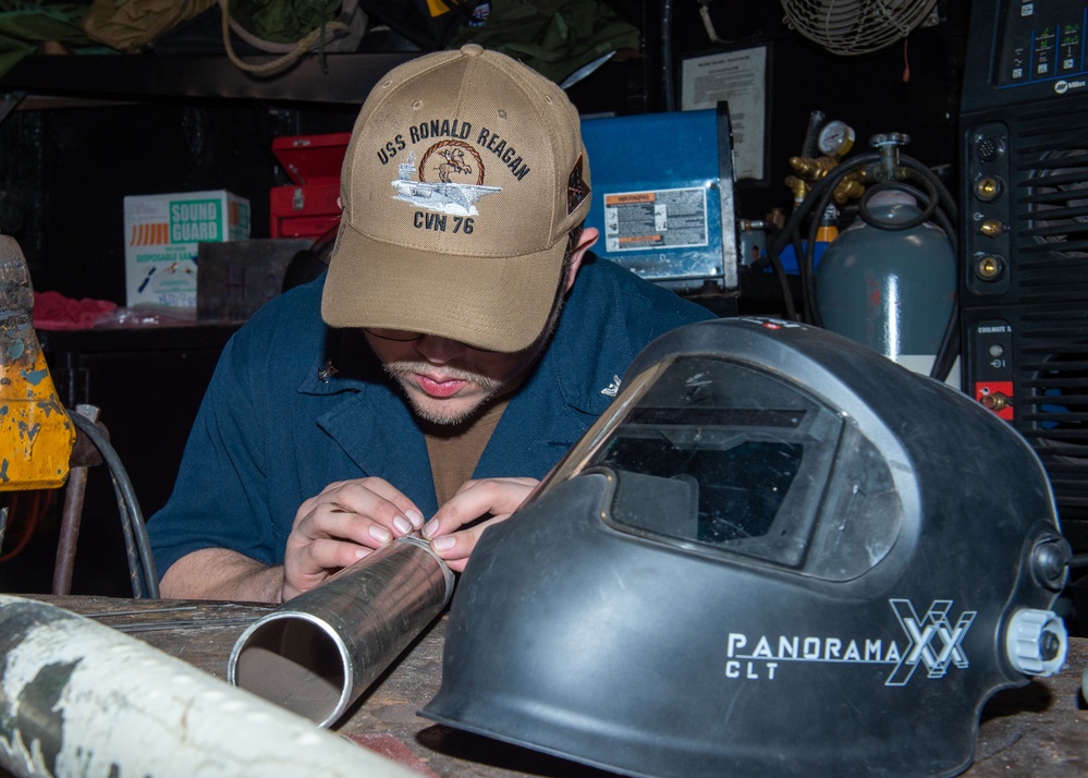 USS Ronald Reagan (CVN 76) Sailors perform corrective maintenance in support of USS Antietam (CG 54)
