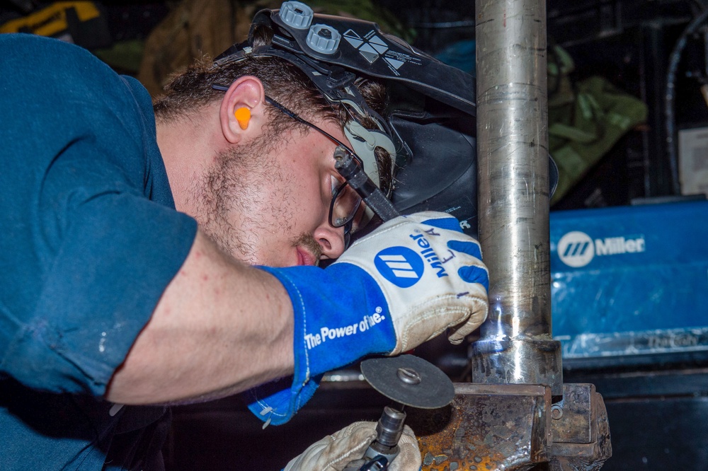 USS Ronald Reagan (CVN 76) Sailors perform corrective maintenance in support of USS Antietam (CG 54)