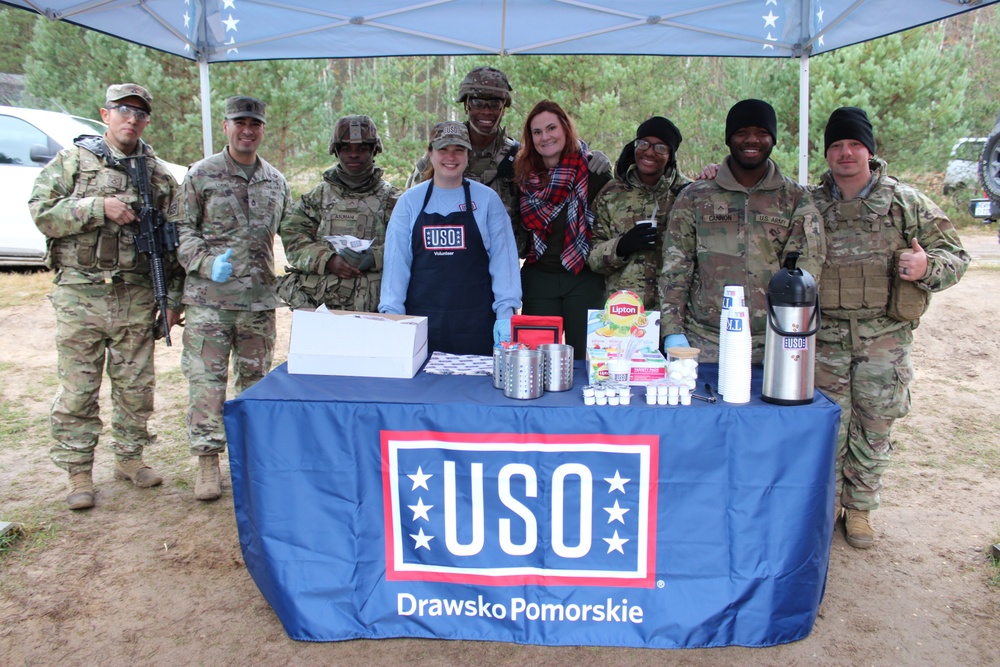 DVIDS – Aktualności – USO wyraża ciepło i wdzięczność w ośrodku kwalifikacji broni w Polsce