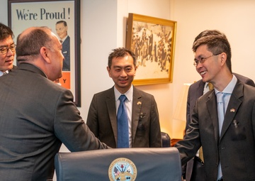 Under Secretary of the Army meets with Singapore delegation