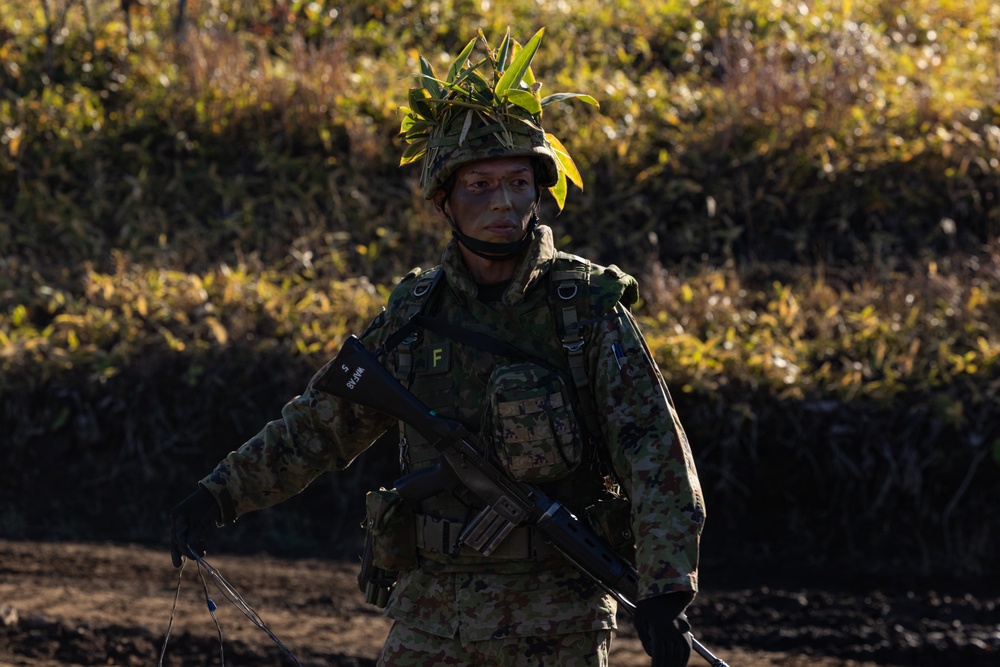 Resolute Dragon 23 FTX: JGSDF emplace Field Howitzer 70's &amp; demonstrate the Type 19 Wheeled Howitzer Self-propelled guns at Yausubetsu, Japan