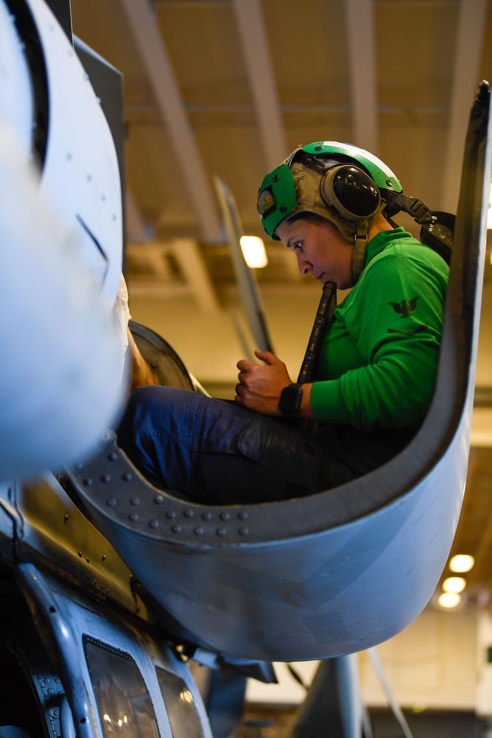 Sailors Work Together to Complete Maintenance