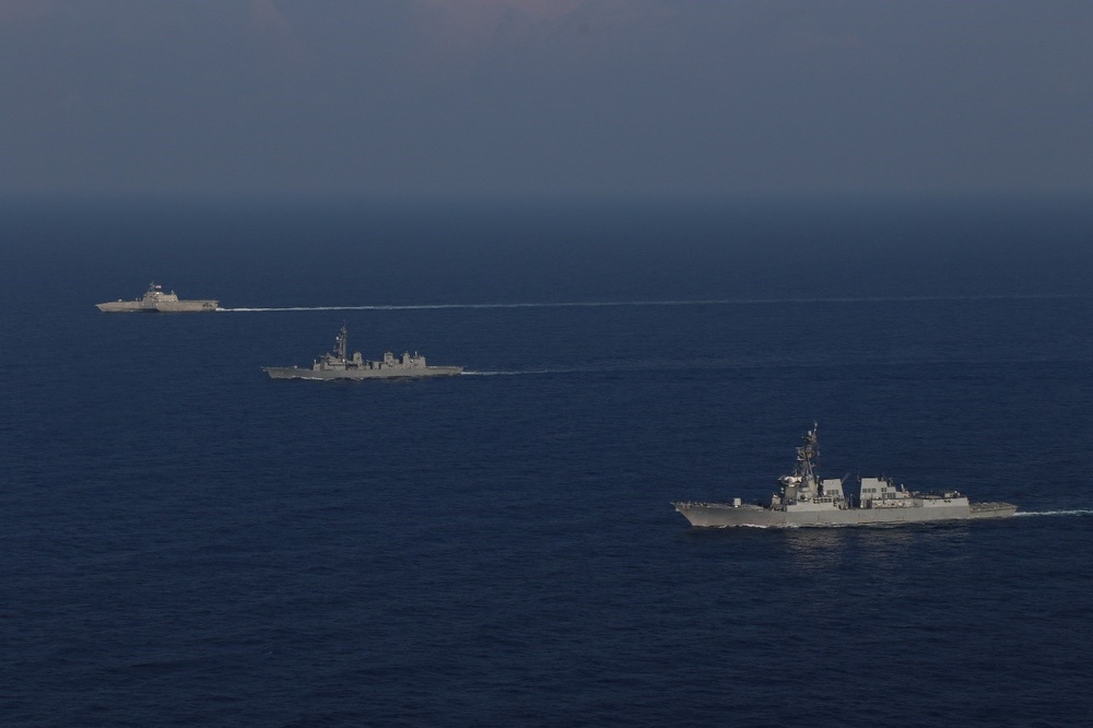 USS Gabrielle Giffords (LCS 10) Conducts Joint Operations with USS Dewey (DDG 105) and JS Akebono (DD 108)