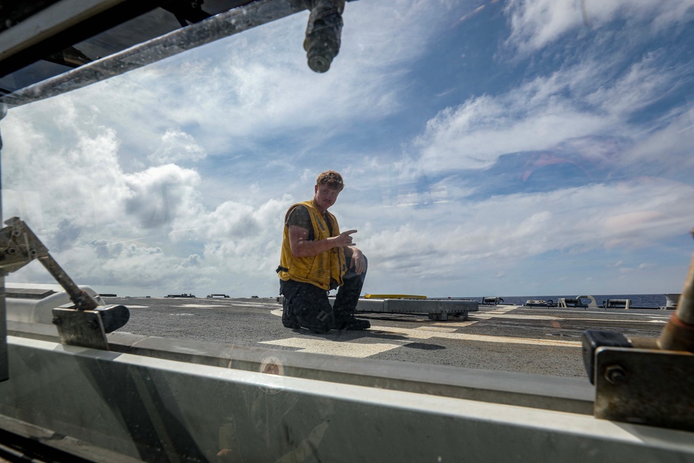 USS Dewey (DDG 105) Conducts Flight Operations in the South China Sea