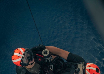 USS Carl Vinson (CVN 70) Sailors Conduct Search and Rescue Training