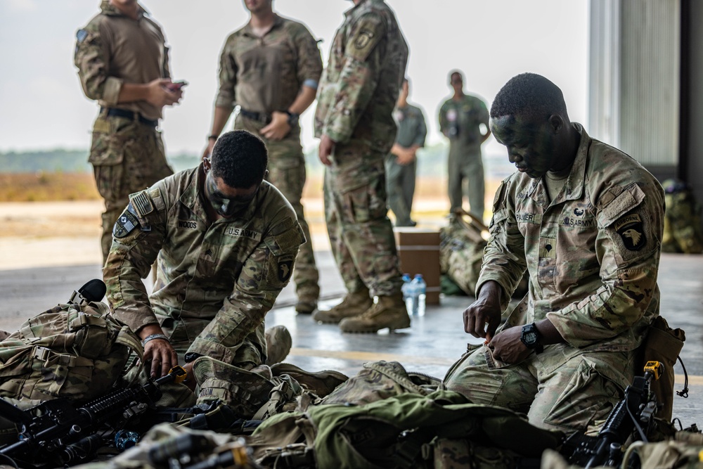 101st Airborne Division (Air Assault), Brazilian army soldiers conduct air assault during SV24