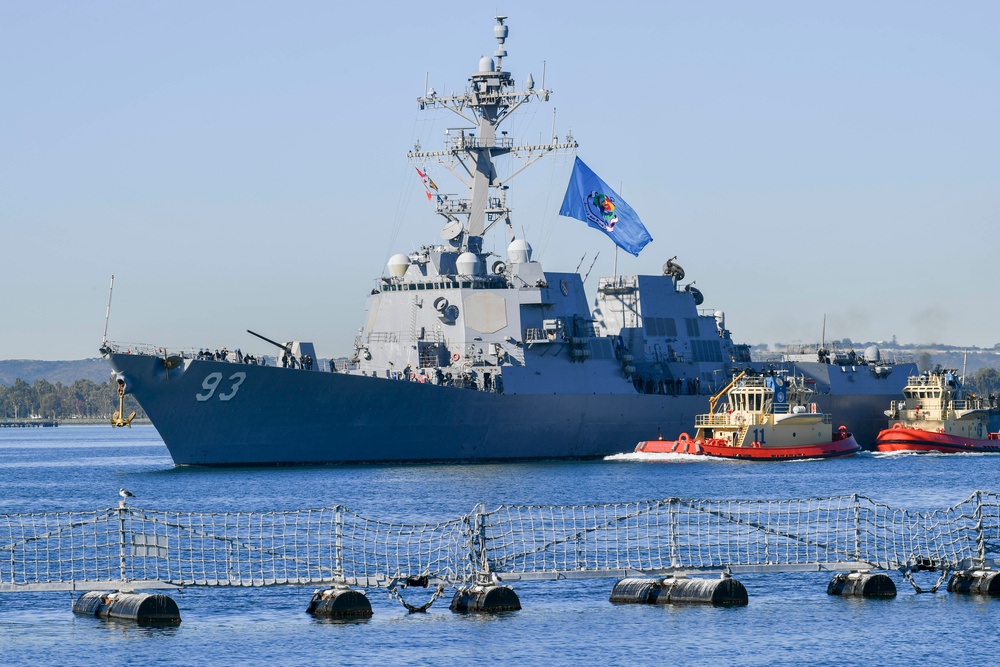 USS Chung-Hoon (DDG 93) arrives pierside