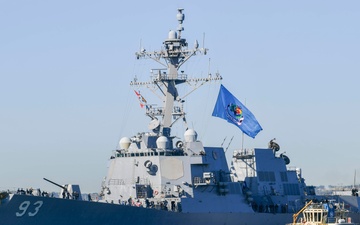 USS Chung-Hoon (DDG 93) arrives pierside