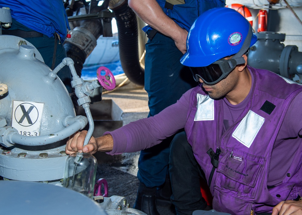 USS Ronald Reagan (CVN 76) conducts fueling-at-sea with USNS Big Horn (T-AO 198)