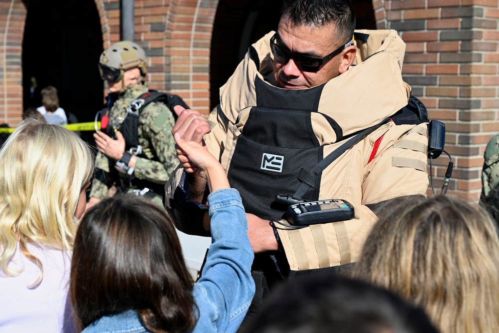 EOD Techs Visit Elementary Students