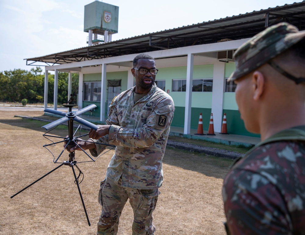 ARSOUTH Signal Soldiers train Brazilian Soldiers at Southern Vanguard 24
