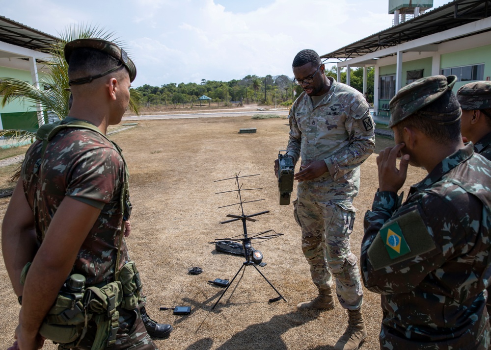 ARSOUTH Signal Soldiers train Brazilian Soldiers at Southern Vanguard 24