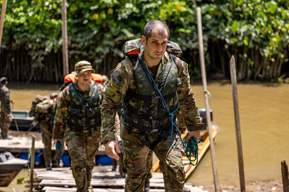 ARSOUTH Soldier and Drill Sergeant reunited at Southern Vanguard 24