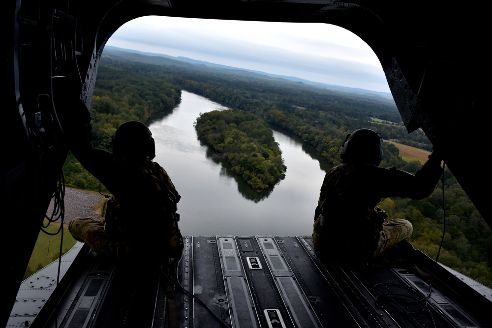 117th ARW Airmen join the Alabama Army National Guard for a CH-47 Chinook flight