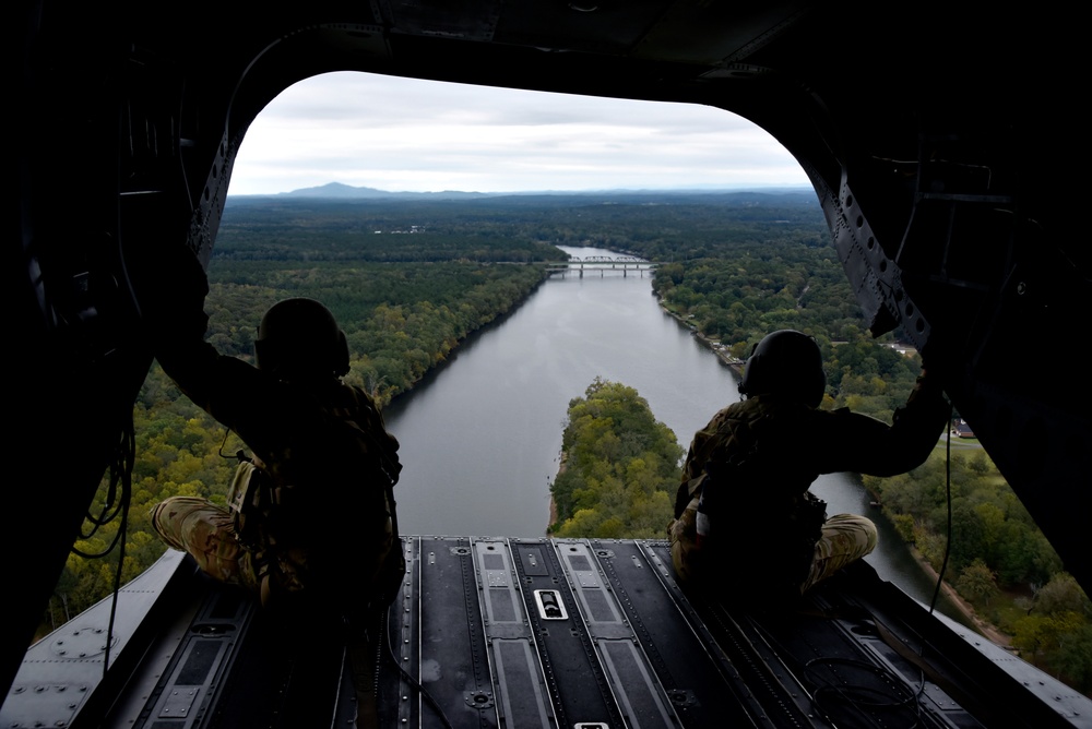 117th ARW Airmen join the Alabama Army National Guard for a CH-47 Chinook flight