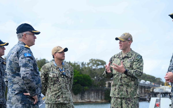 USVDIV-1 Hosts Tours with RAN