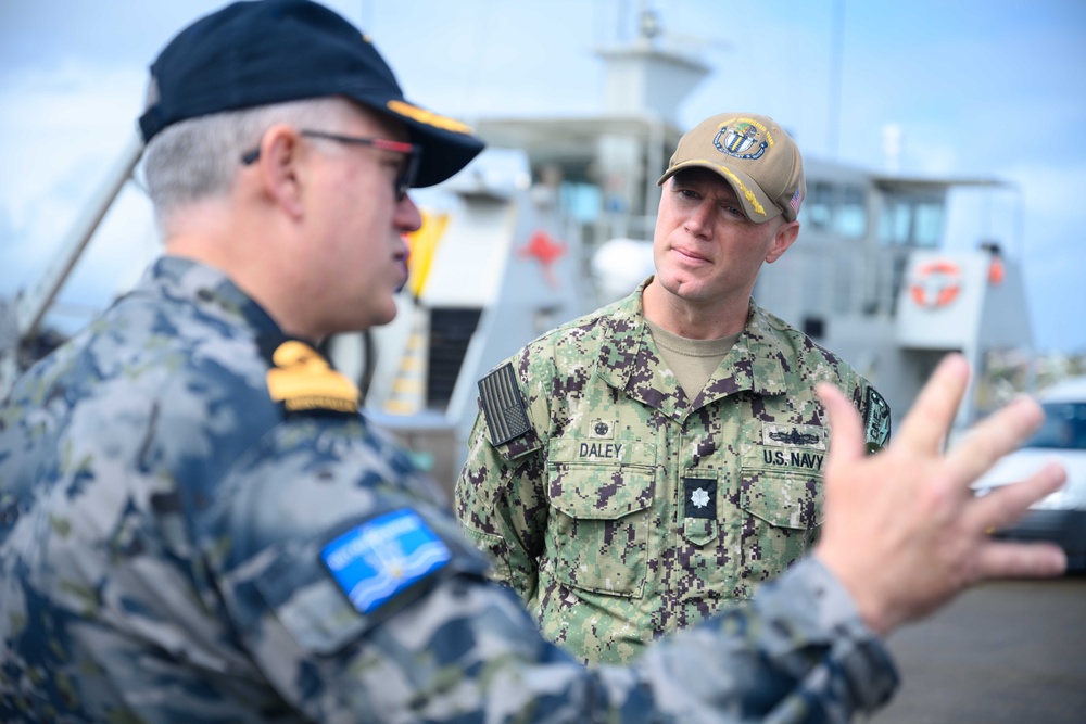 USVDIV-1 Hosts Tours with RAN