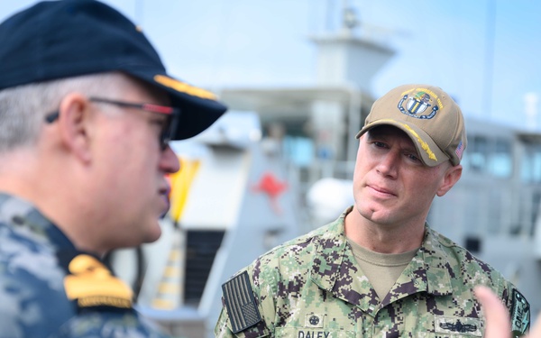 USVDIV-1 Hosts Tours with RAN