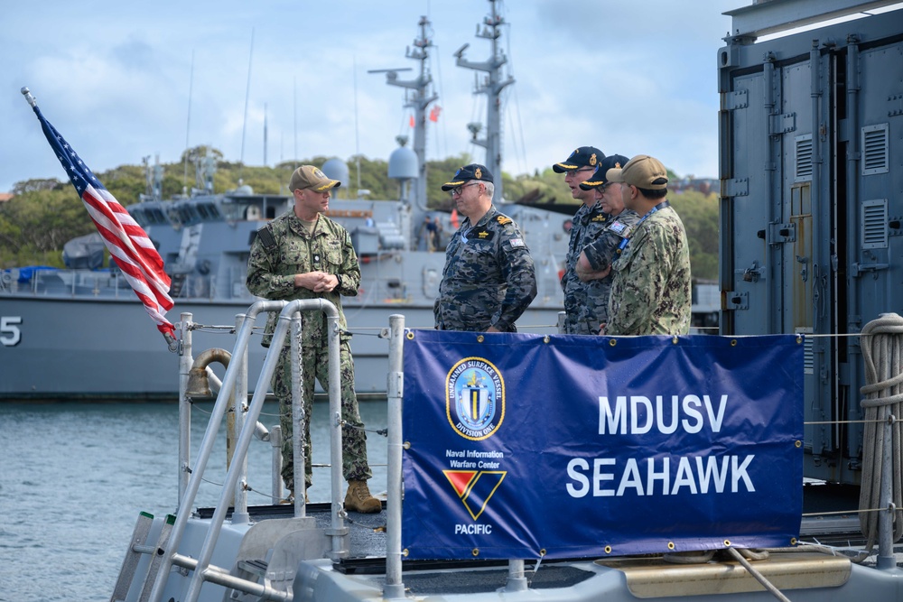 USVDIV-1 Hosts Tours with RAN