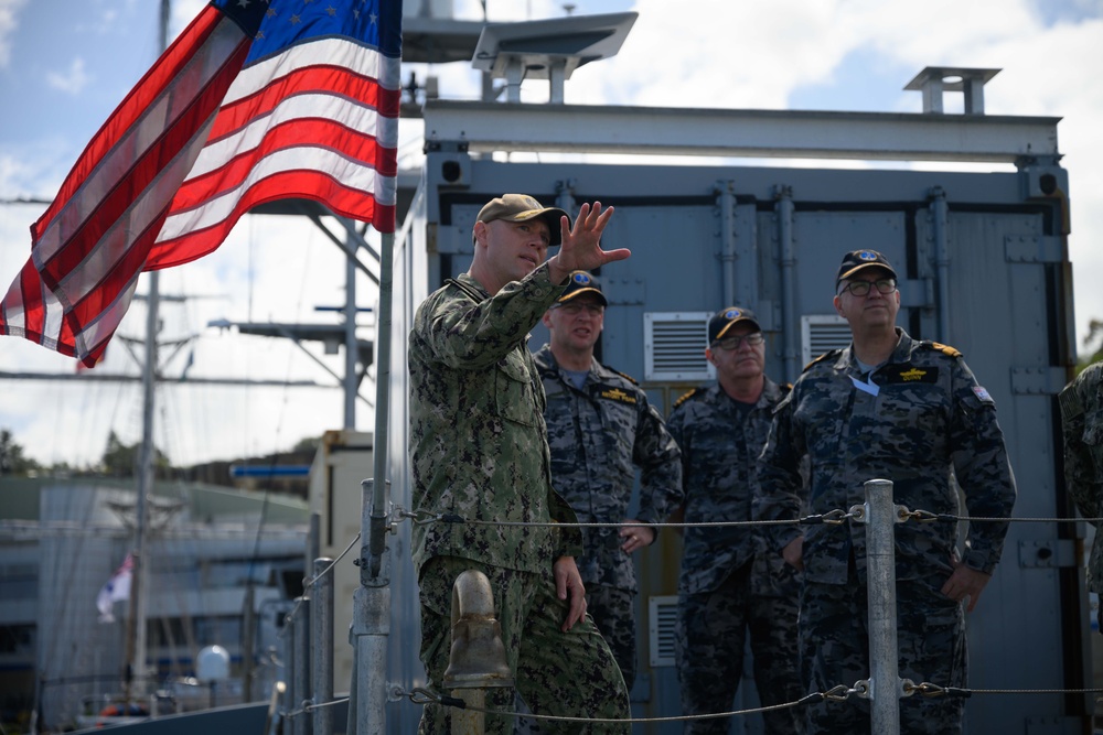 USVDIV-1 Hosts Tours with RAN