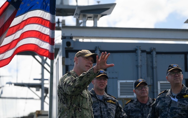 USVDIV-1 Hosts Tours with RAN