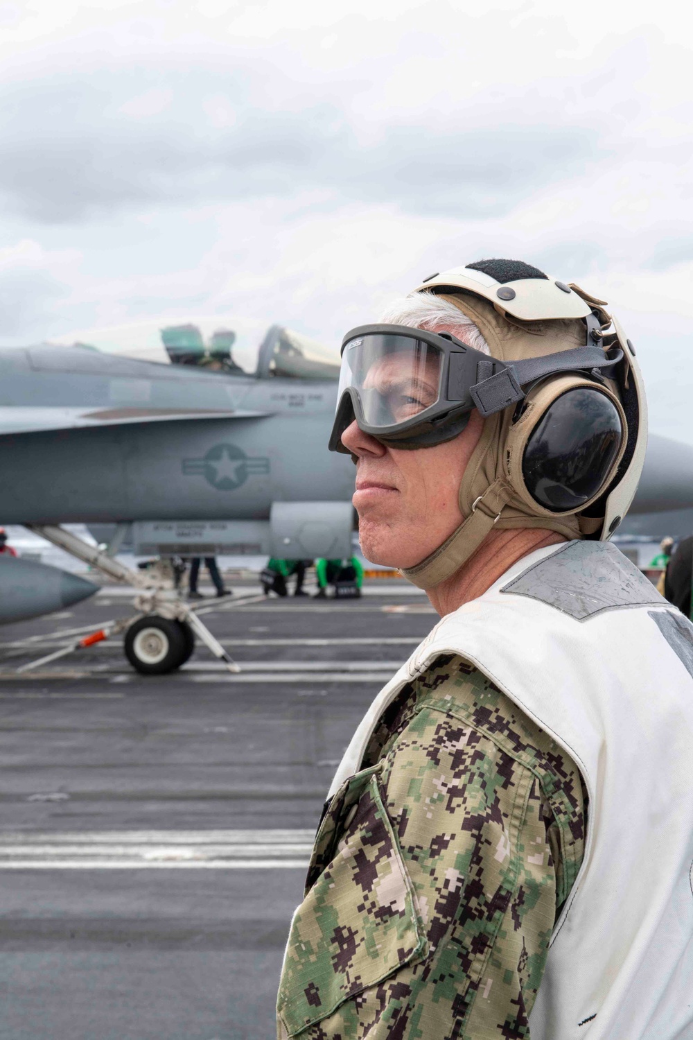 Commander, 7th Fleet Visits USS Carl Vinson