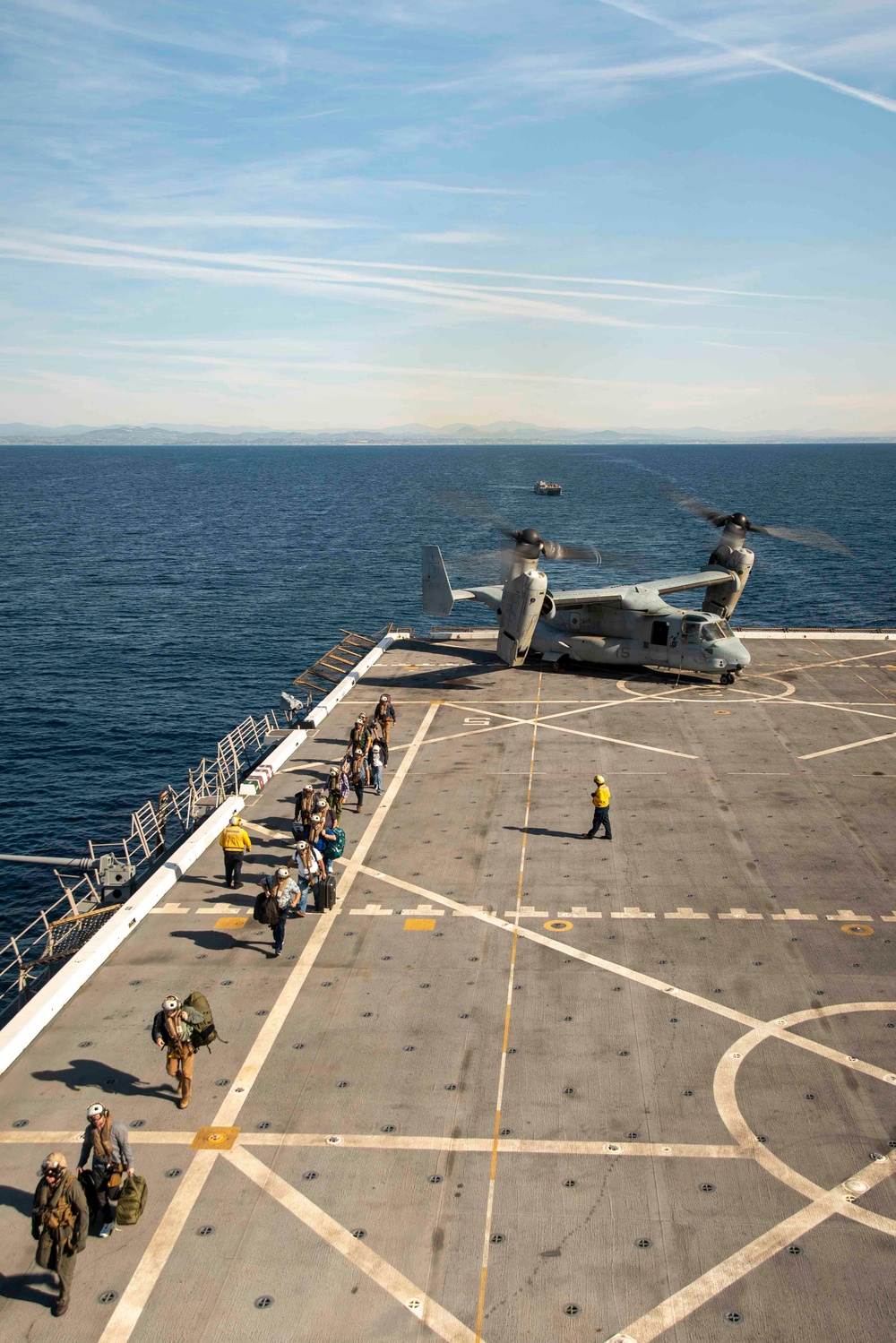 LCAC, Ospreys Bring 15th MEU aboard USS Somerset