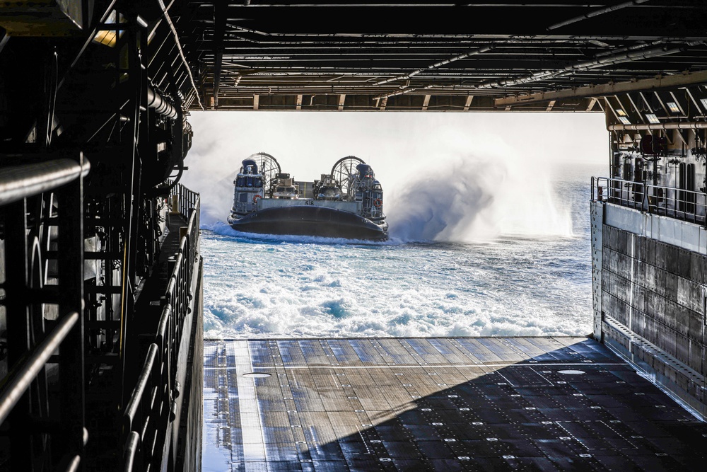 LCAC, Ospreys Bring 15th MEU aboard USS Somerset