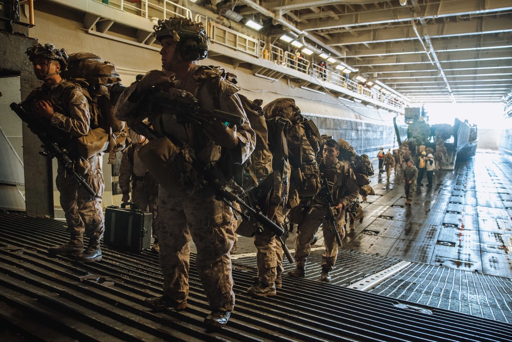 15th MEU In-stream On-load of USS Boxer