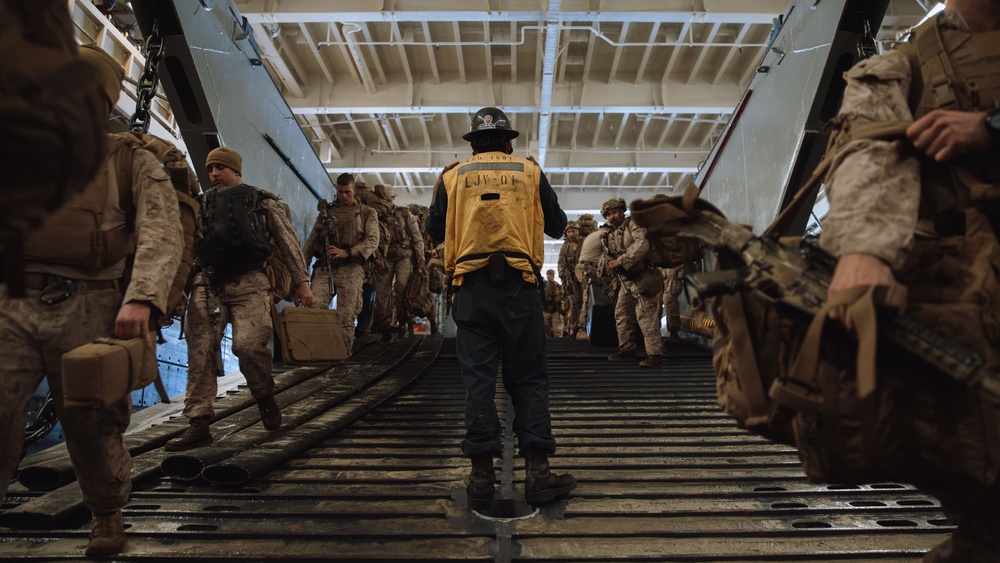 15th MEU In-stream On-load of USS Boxer